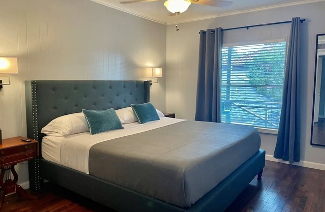 Henderson Retreat - King bed, patio, walk to fun