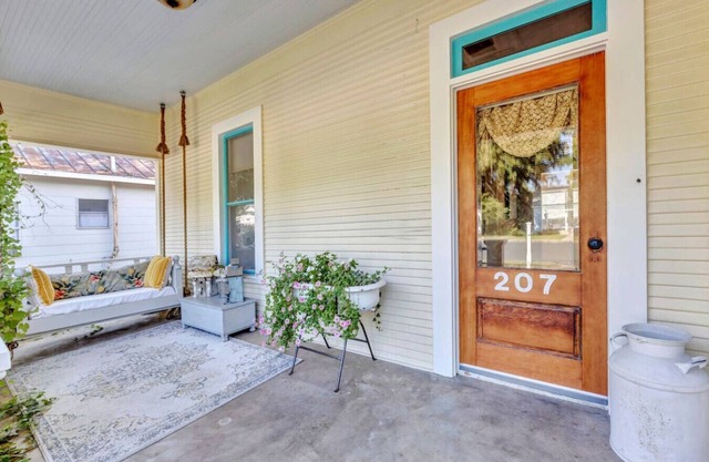 “Henry’s Haus” | Walk to Main | Pet Friendly!