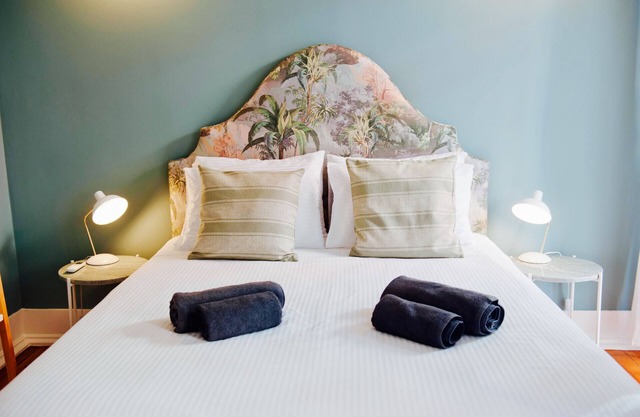 Her Majesty at Liverdade Avenue (1E)