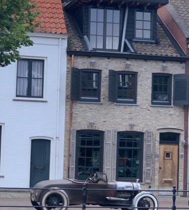 Herenhuis aan het water in centrum Sluis