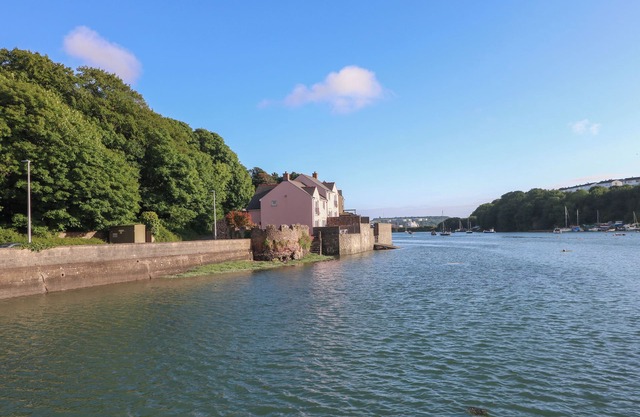 HERON, pet friendly, luxury holiday cottage in Milford Haven