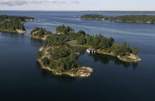 HGTV FEATURE 8 acre private island, tennis court, boathouse, kayaks,