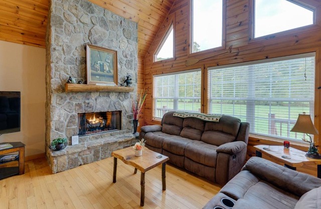 Hiawassee Riverfront Cabin 7 Mi to Lake Chatuge!