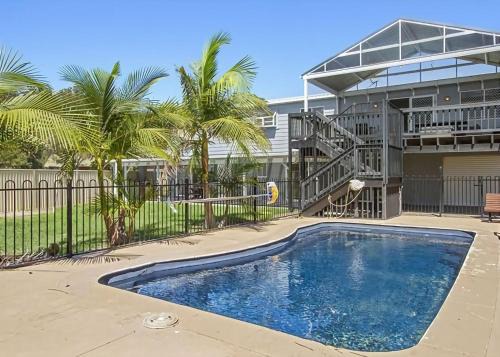 Hibiscus Close Beach Front Living