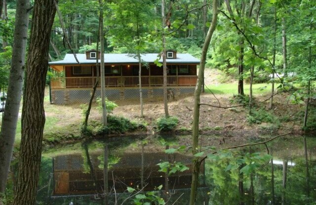 Hickory Grove Cabin On 8 Acres With Private Fishing Pond.