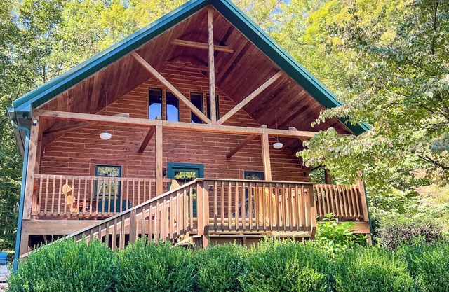 Hidden Acorn Cabin now with hot tub, fire pit, Starlink, horse shoes, and more!