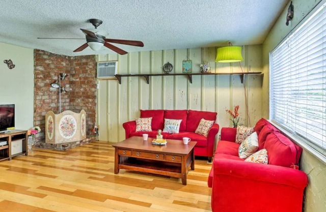 Hidden Charm- 3 bed-2 Bath, Pool & Game room