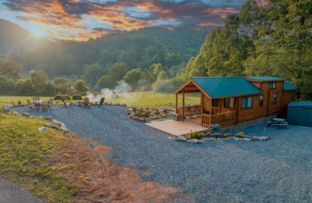 Hidden & Cozy Mountain Gem ~ Tail of the Dragon!