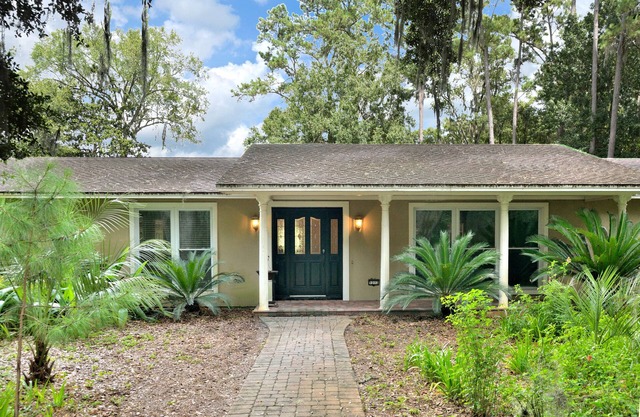 Hidden Lake Sprawling Home on Private Lake with optional Guest House close to UF