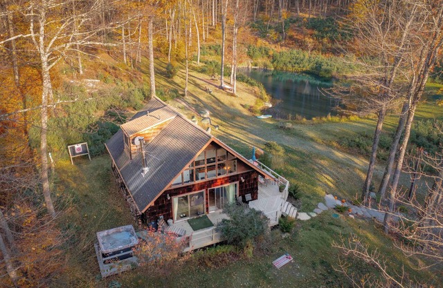 Hidden Pond: 7 Acres w/Swim Pond—Hot Tub—Creek+