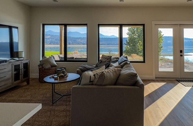 Hidden 💎 - Stylish Lakefront Cottage on Koocanusa 🔆