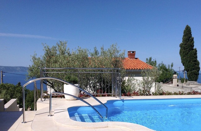 Hideaway villa,amazing island & mountain views,private heated pool,pet welcome