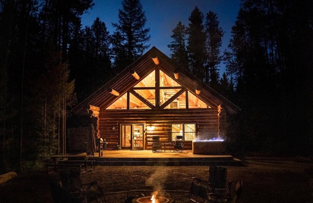 Hideaway - West Glacier Log Home – Private Hot Tub