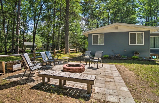 Higgins Lake Getaway w/Fire Pit, Walk to Beach!