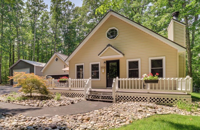 Higgins Lake Retreat w/Dock Access + Beach Nearby