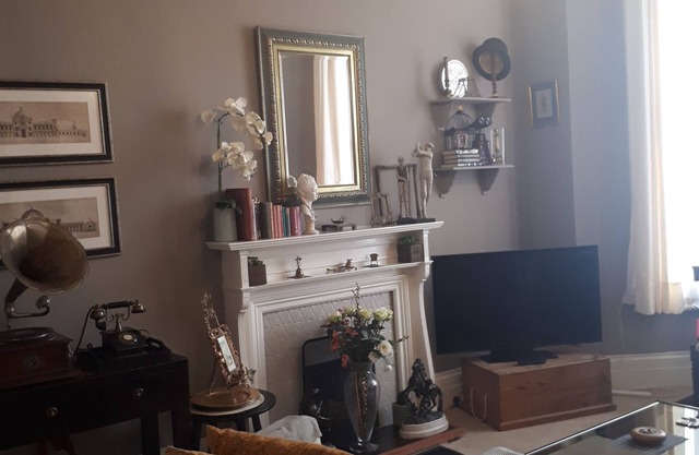 high ceiling, cosy apartment for a couple or single person