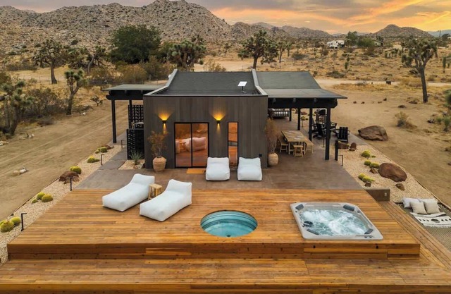 High-Design Serene Escape, 10-Acres, Views, Hot Tub, Soaking Pool · Shadow House