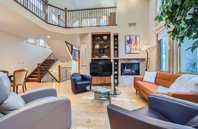 High-End 4BD Executive Retreat in N Cherry Creek