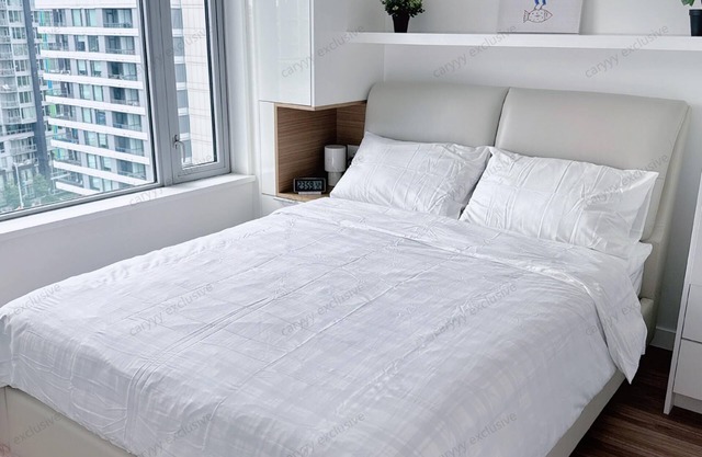 High end condo vacation home downtown Vancouver. Family friendly, new furniture