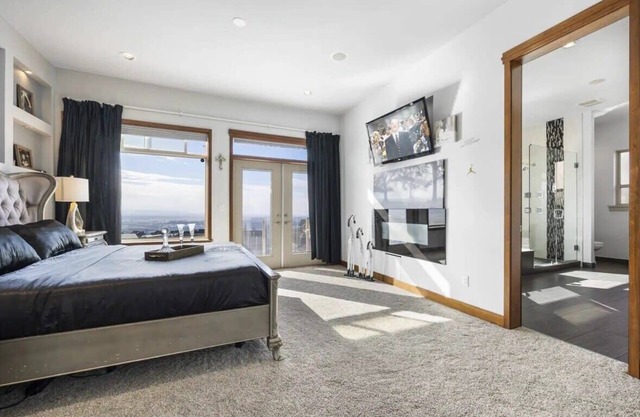 High-End Designer Getaway ~ Views ~ Cinema ~ Games