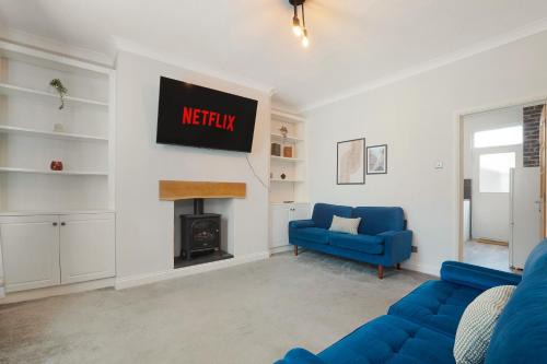 High-End home, Free Parking, 3 beds, sleeps 5