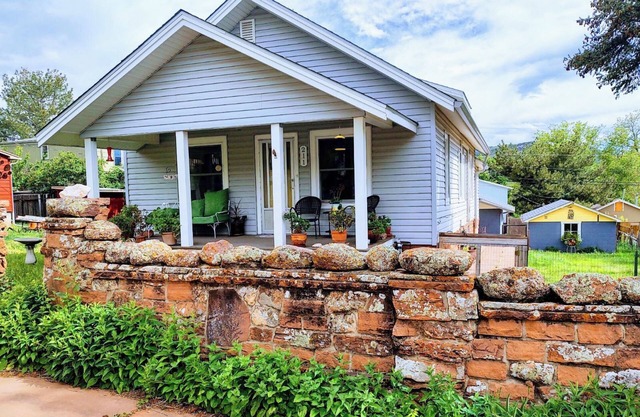 High St. Bungalow; 30 Day+ Lyons Gem! Mt Views, Location, Music, Dog Friendly