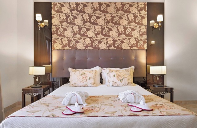 High Tides and Good Vibes! 3 Modern Units, Indoor and Outdoor Pool, Beachfront!