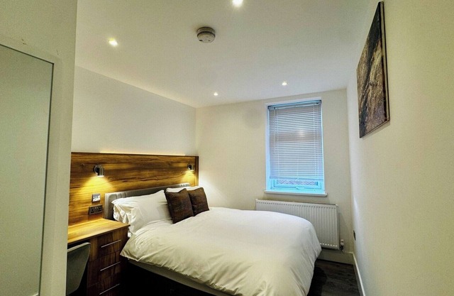 High Wycombe 1-Bed Apt: Modern and Central