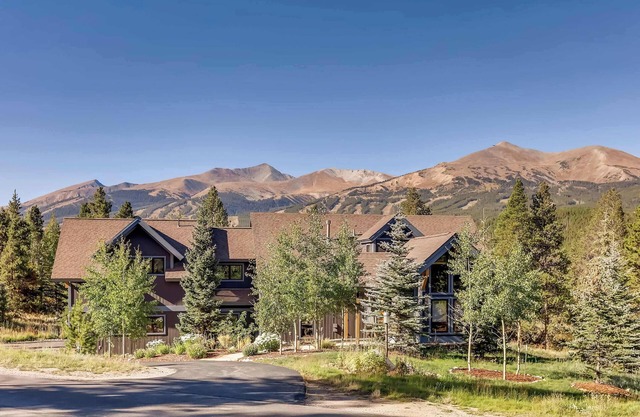 Highlands Landing! Sweeping Views! 2 miles to Main St!