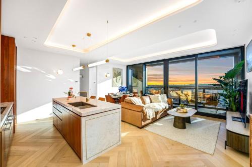 Highrise Luxury Penthouse Spectacular Views