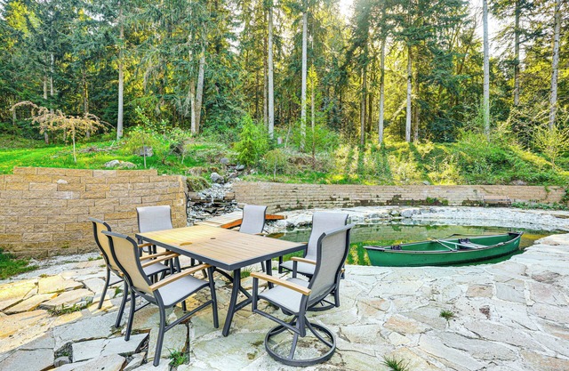 Hike & Explore: Quiet Suite w/Patio in Issaquah