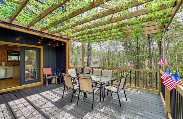 Hike & Fish: Peaceful Family Cabin in Tobyhanna!