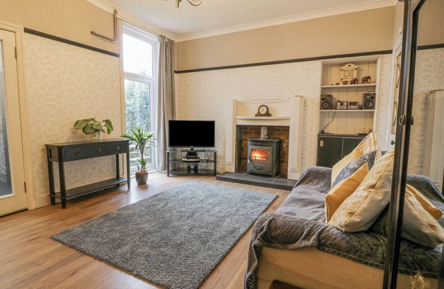 HILDAWN, pet friendly, with a garden in Dumfries
