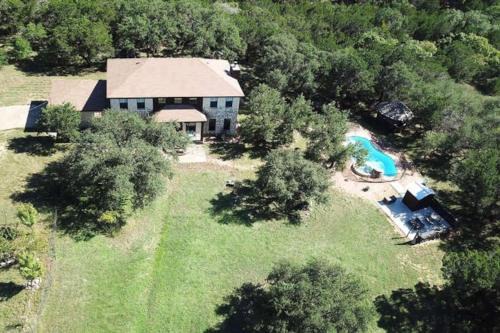HILL COUNTRY HOME 15 ACRES,BILLIARD,FIREPIT,POOL,WINERY, Next to Flat Creek Winery