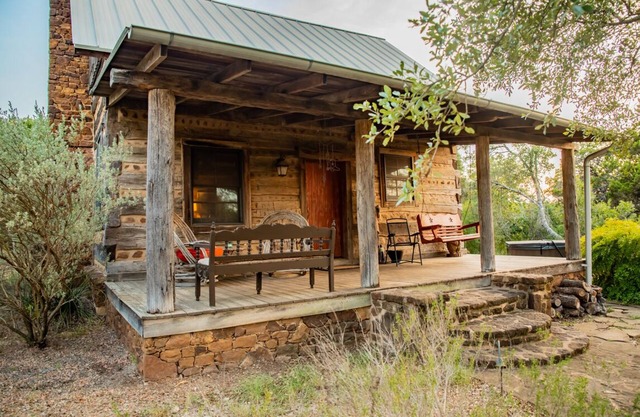Hill Country Log Cabin Close to Wimberley & Dripping Springs Shopping and Dining
