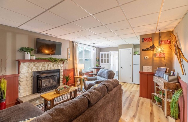 Hill Hideaway – Pet-Friendly, Mid-Term Lake Retreat