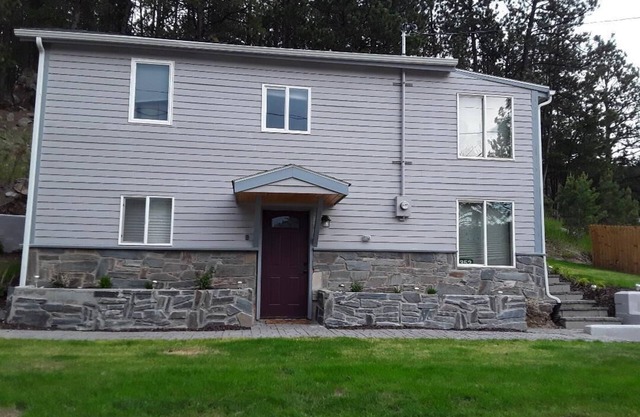 Hill house 2 bedroom, 2 bath house. Walk to downtown Hill City, SD