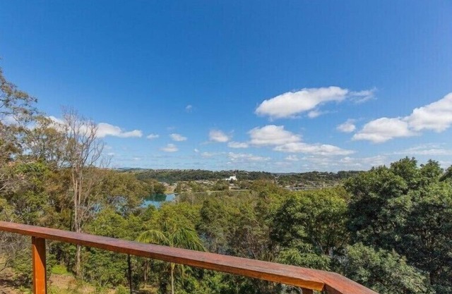 Hillcrest Retreat with River Views