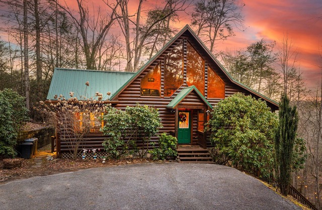 Hillside Chalet-HotTub-Billard-FirePit-5 min to BR