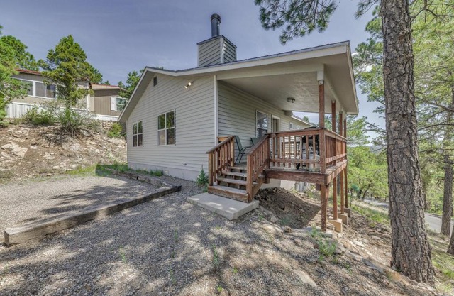 Hillside Haven with Deck Less Than 2 Miles to Dwtn Ruidoso!