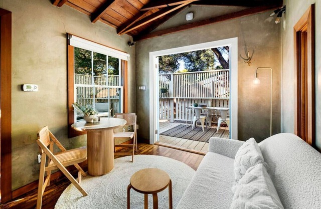 Hillside Hideaway Guest House in Topanga Canyon