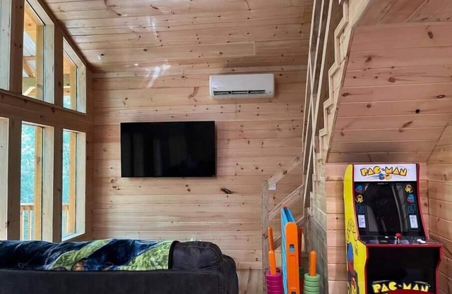 Hillside Hideaway! NEW hot tub! Family sized loft cabin, RRG, Pets welcome.