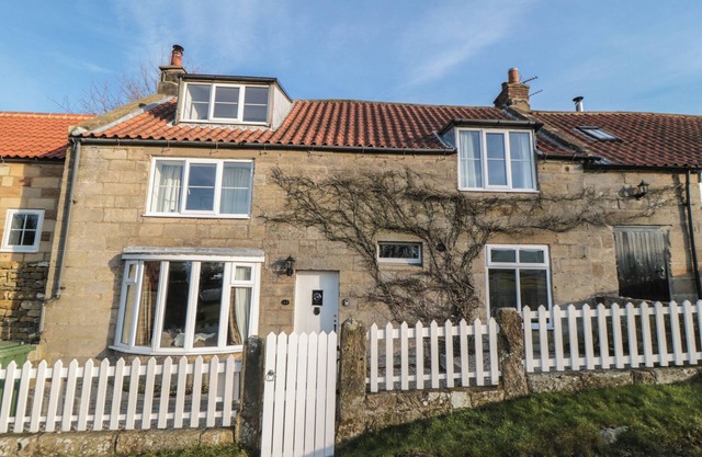 HILLSOVER COTTAGE, pet friendly, with open fire in Ainthorpe