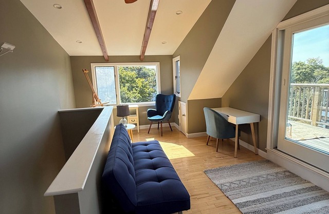 Hilltop East End Retreat w/Studio/Office space