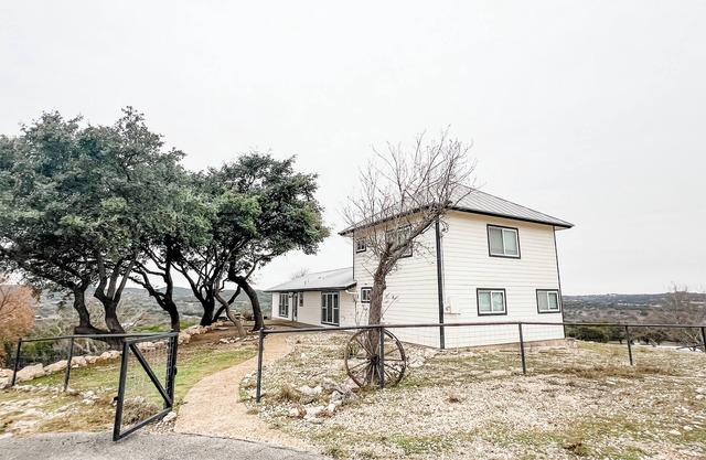 Hilltop Haven on 31 acres w/Breathtaking Views, Horses, & Epic Fire Pit