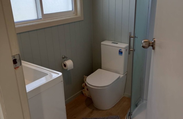 Hilltop Hideaway Cottage in Pinewoods Holiday Park