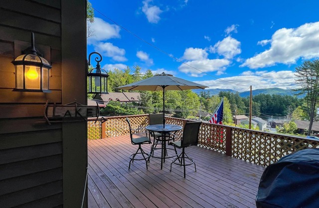 HIlltop Hideaway - Great views of the Lake George