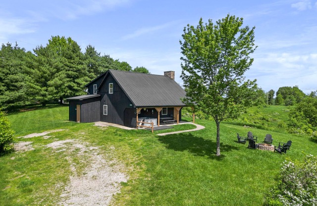 Hilltop Hideaway | Hocking Hills