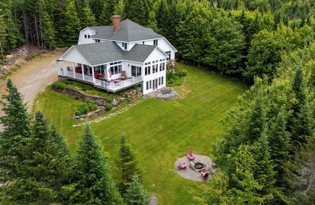 Hilltop - Spacious and beautifully appointed home with magnificent views