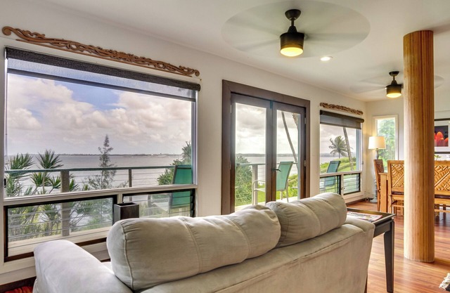 Hilo Home w/Private Deck + Stunning Ocean Views!